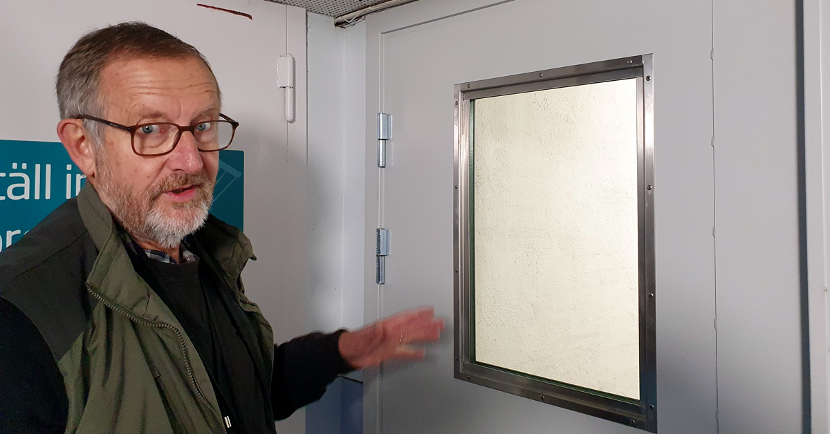 - Att ha fönster in i källaren och rörelsestyrd belysning gör att du kan se in i källaren innan du går in och om det lyser vet du att någon är där, säger Ulf.