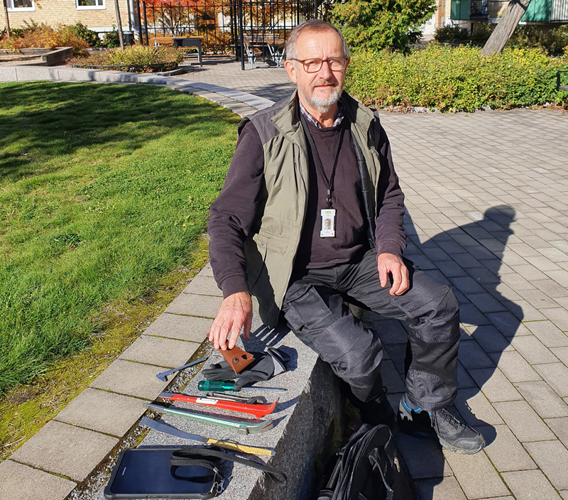 Med väskan full av redskap och en kofot i högsta hugg är Ulf noga med att visa att han har tillträde till fastigheten med och berätta vad han gör för boende som ser honom arbeta.