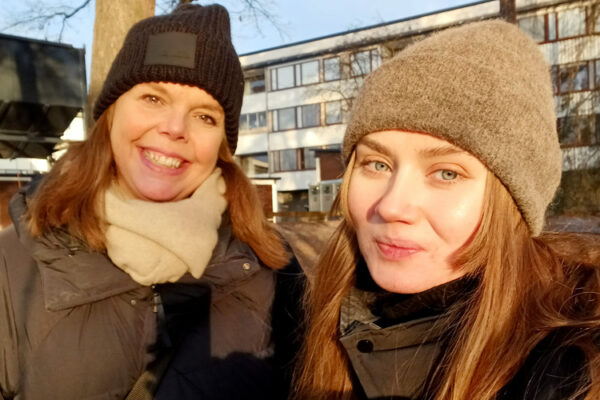 Sanna Berg och Anna-Karin Pettersson inventerar utemiljön i Hässleby Strand och Vinsta.