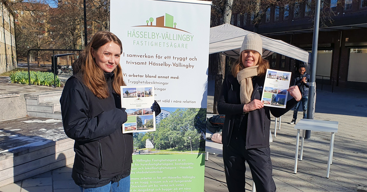 Anna-Karin Pettersson och Sanna Berg på invigningen av ett upprustat Hässelby torg.